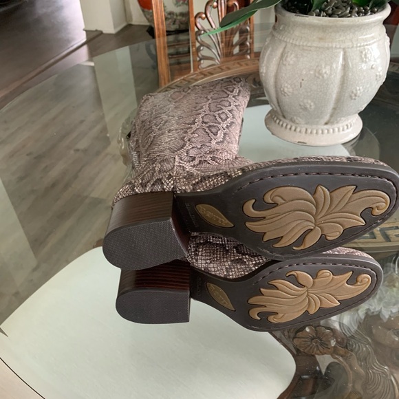 🤎🤎BORN AUDRIANA PYTHON SNAKESKIN LEATHER BOOTS!🤎🤎 - Picture 7 of 7